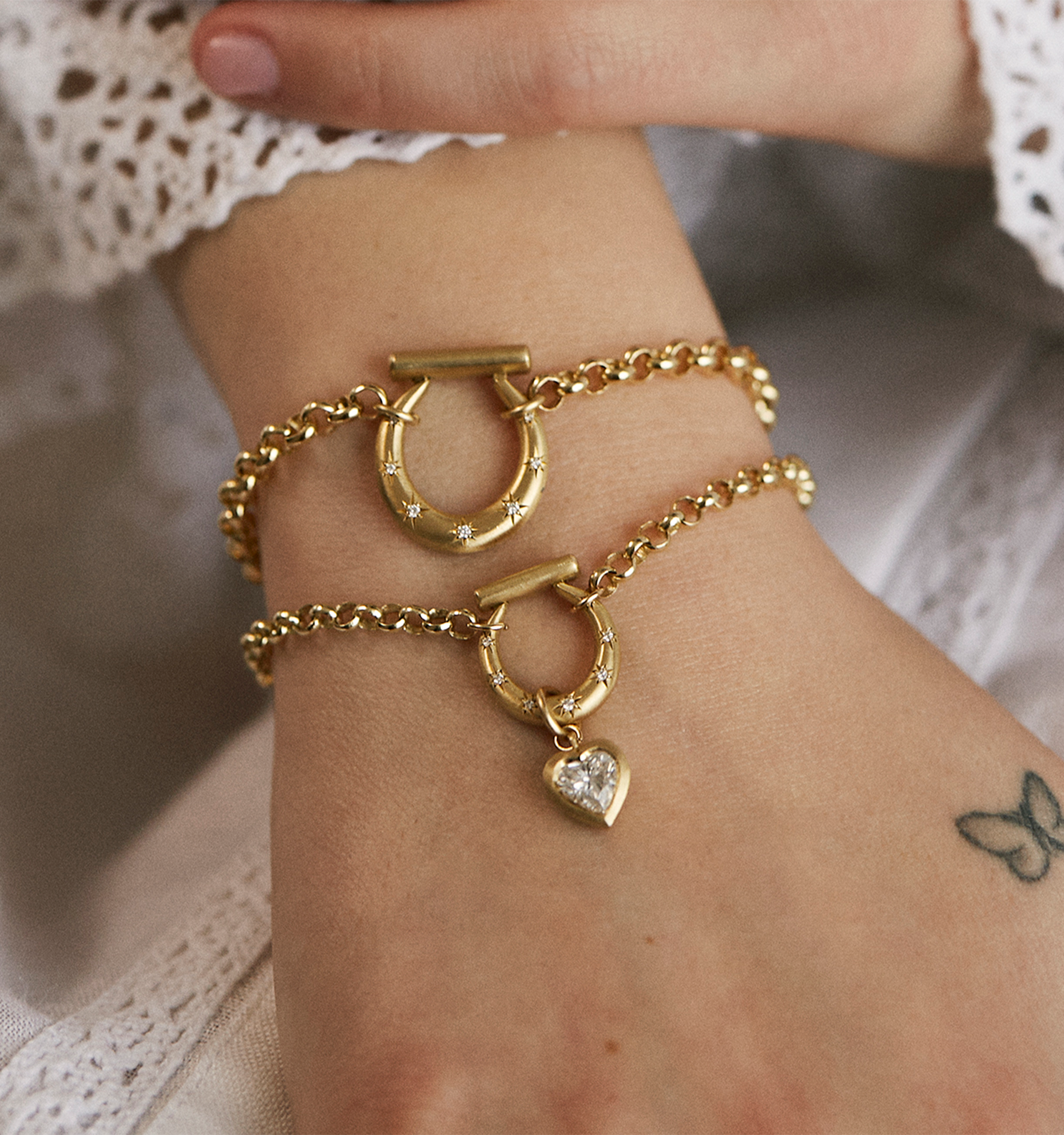 Horseshoe clip bangle. Horseshoe clip bangle.